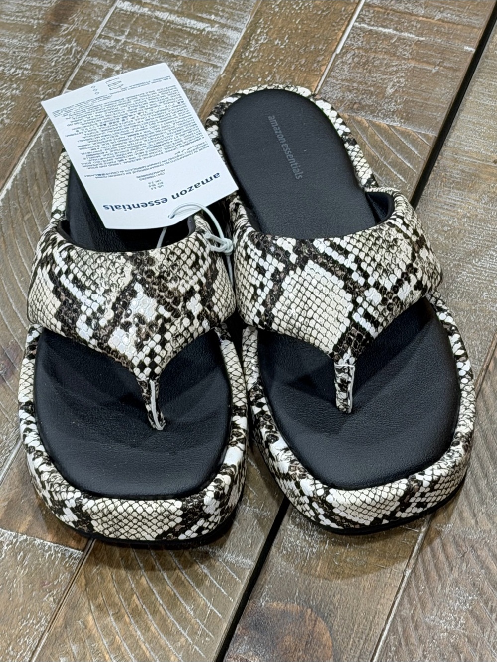 Amazon Essentials Women's Snake Print Platform Thong Sandals in Black and White